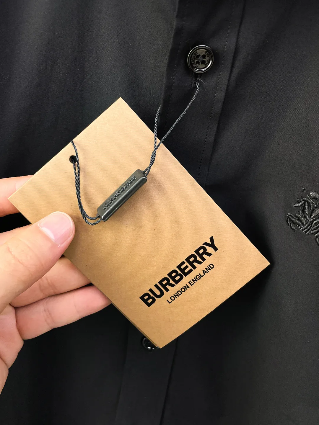 Burberry New Arrival shirt, complete with three labels, original fabric, original customized accessories, official Same Style, made of pure cotton fabric, customized, same vat dyed fabric, very comfortable and smooth to the touch, very wide and stylish, produced by a first-line brand factory, woven with imported yarn, long-wearing without deformation, the most New Arrival style in spring and summer, fashionable and individual, super Versatile and good-looking, very suitable for both men and women, a must-have size Size: S-XXL